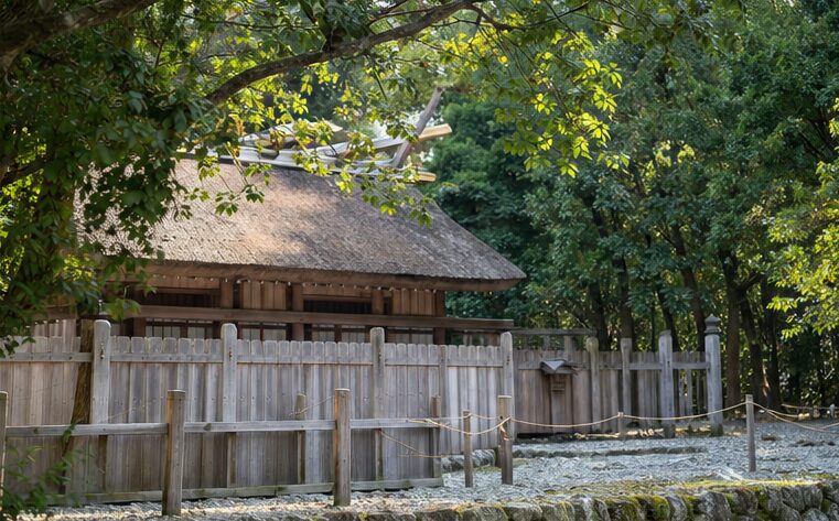 木々に囲まれた伊勢神宮の静かな社殿と境内