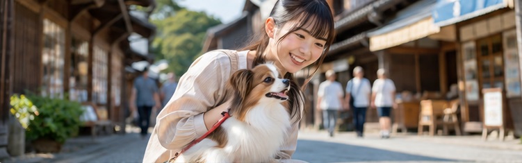 出雲大社近くの神門通りで日本人の飼い主が犬と一緒に散策を楽しんでいる様子