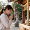一粒万倍日に日本の神社で感謝を込めて参拝する女性の様子